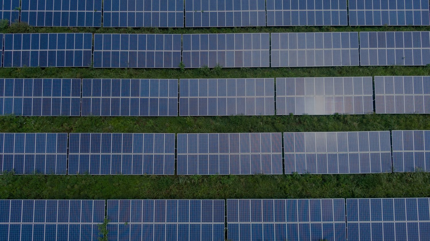 Vista superior de uma usina solar monitorada por IA