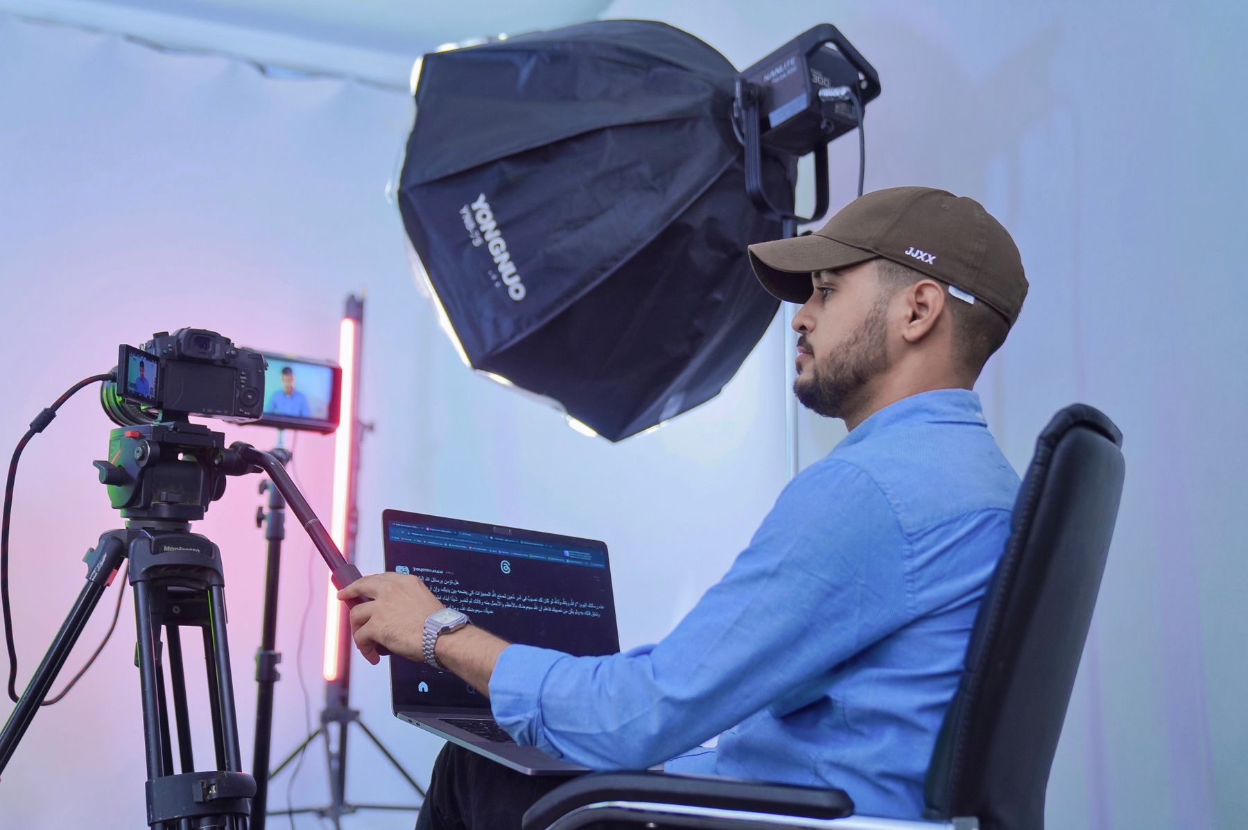 Fotógrafo operando câmera profissional em estúdio